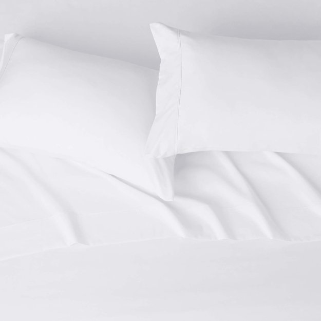 Amazon Basics 4 Piece Deluxe Microfiber Bed Sheets, Queen Size, Bright White, Solid